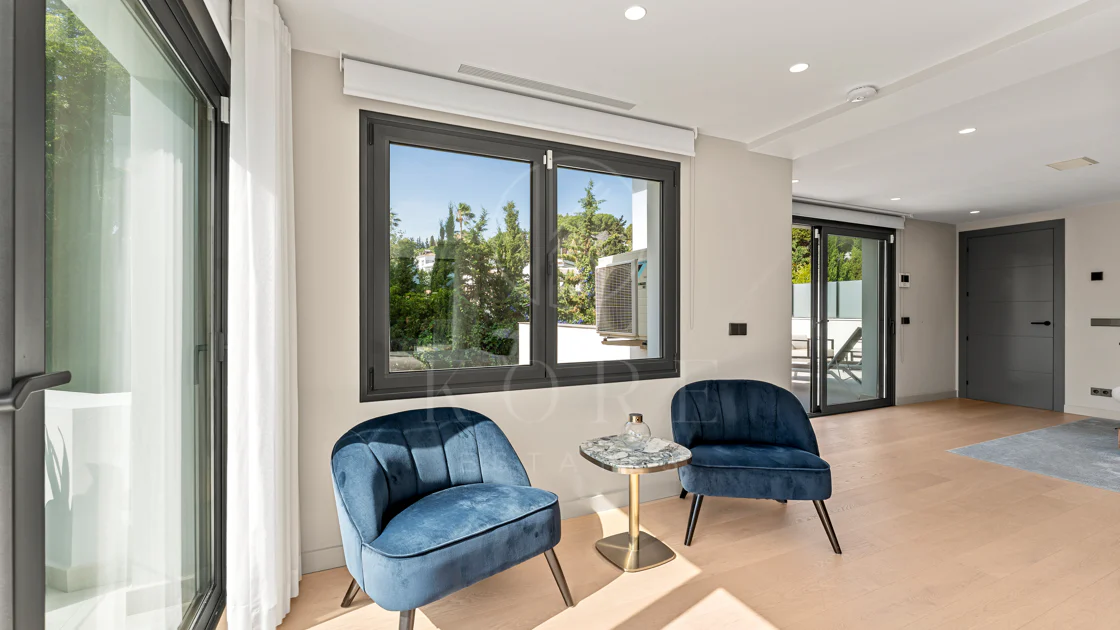 Contemporary Luxury Villa with Exceptional Outdoor Living in Las Brisas