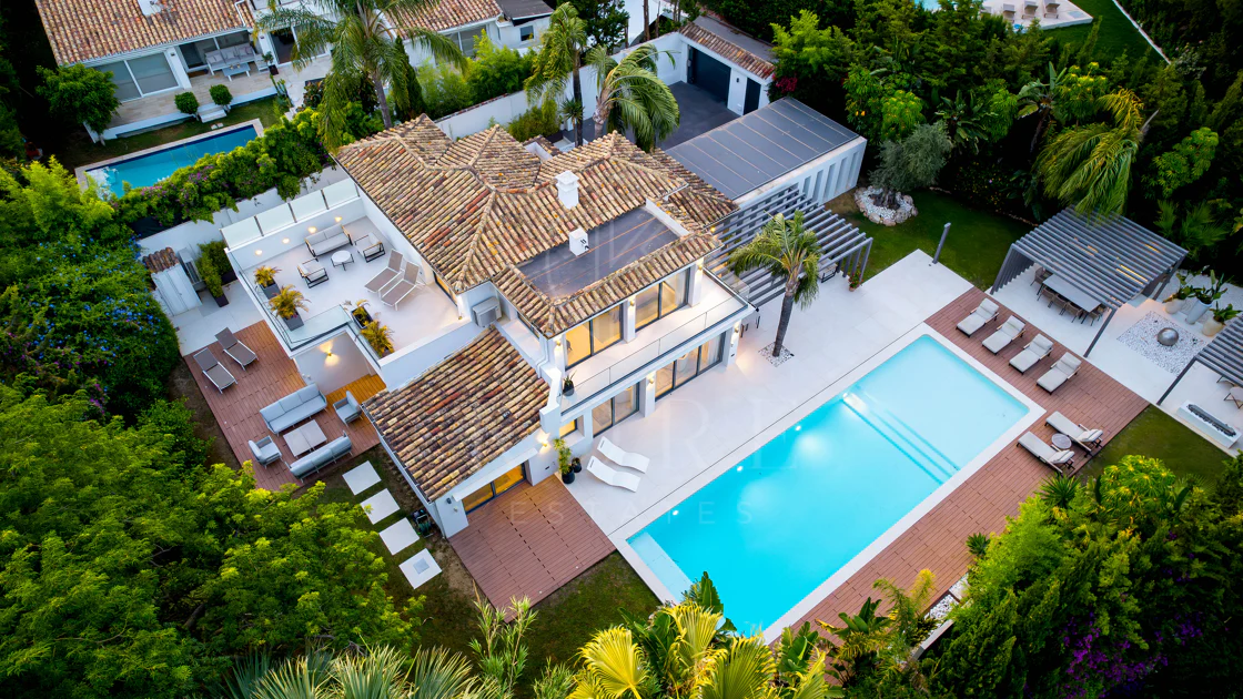 Contemporary Luxury Villa with Exceptional Outdoor Living in Las Brisas