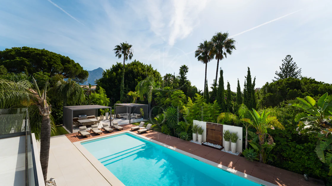 Contemporary Luxury Villa with Exceptional Outdoor Living in Las Brisas