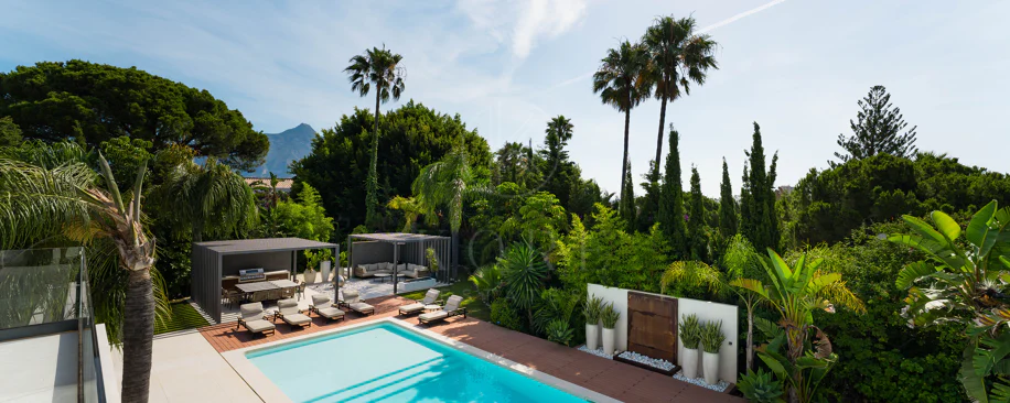 Contemporary Luxury Villa with Exceptional Outdoor Living in Las Brisas