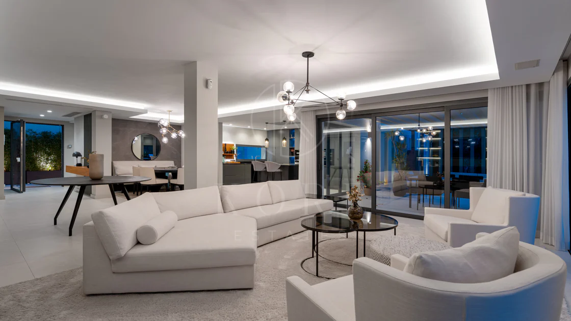 Contemporary Luxury Villa with Exceptional Outdoor Living in Las Brisas