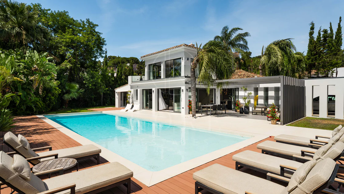Contemporary Luxury Villa with Exceptional Outdoor Living in Las Brisas