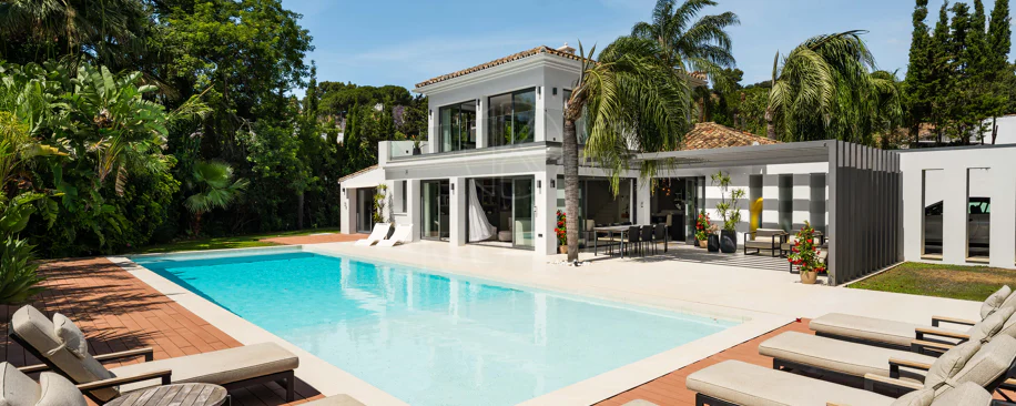 Contemporary Luxury Villa with Exceptional Outdoor Living in Las Brisas