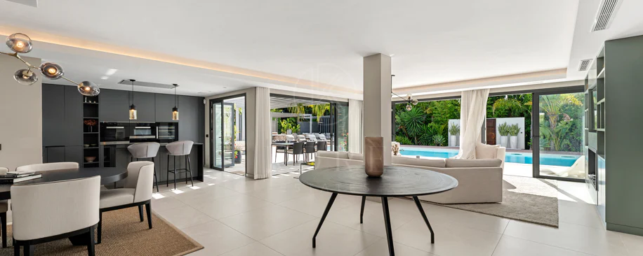 Contemporary Luxury Villa with Exceptional Outdoor Living in Las Brisas