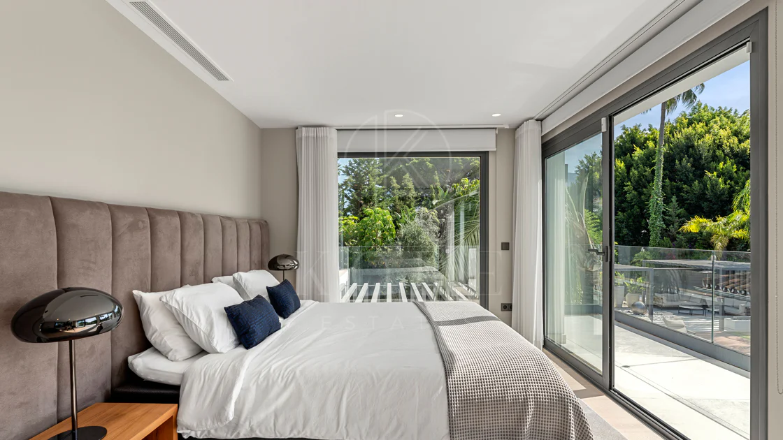 Contemporary Luxury Villa with Exceptional Outdoor Living in Las Brisas