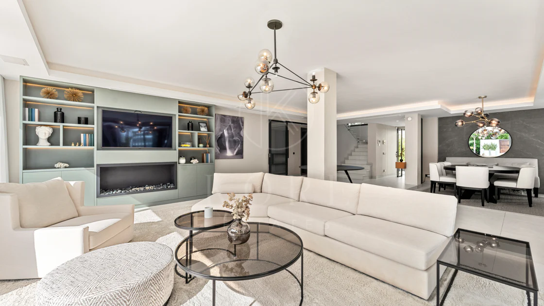 Contemporary Luxury Villa with Exceptional Outdoor Living in Las Brisas