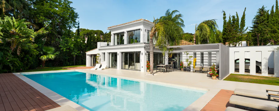 Contemporary Luxury Villa with Exceptional Outdoor Living in Las Brisas
