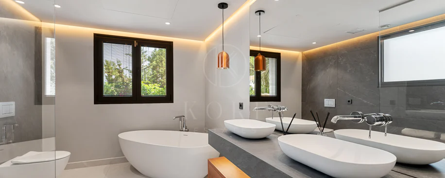 Contemporary Luxury Villa with Exceptional Outdoor Living in Las Brisas