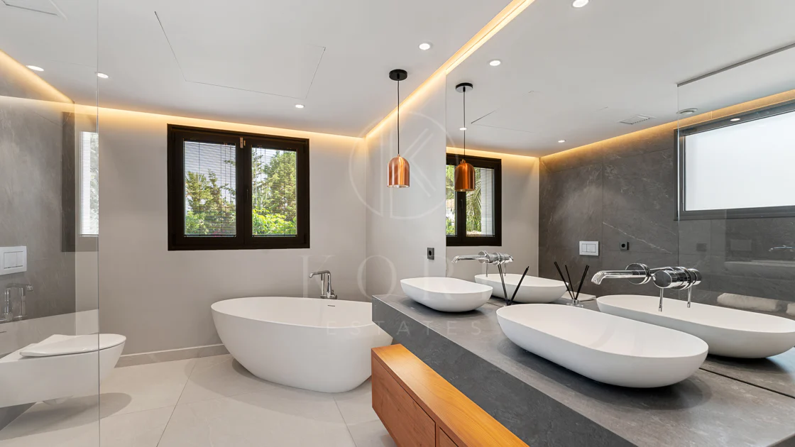 Contemporary Luxury Villa with Exceptional Outdoor Living in Las Brisas
