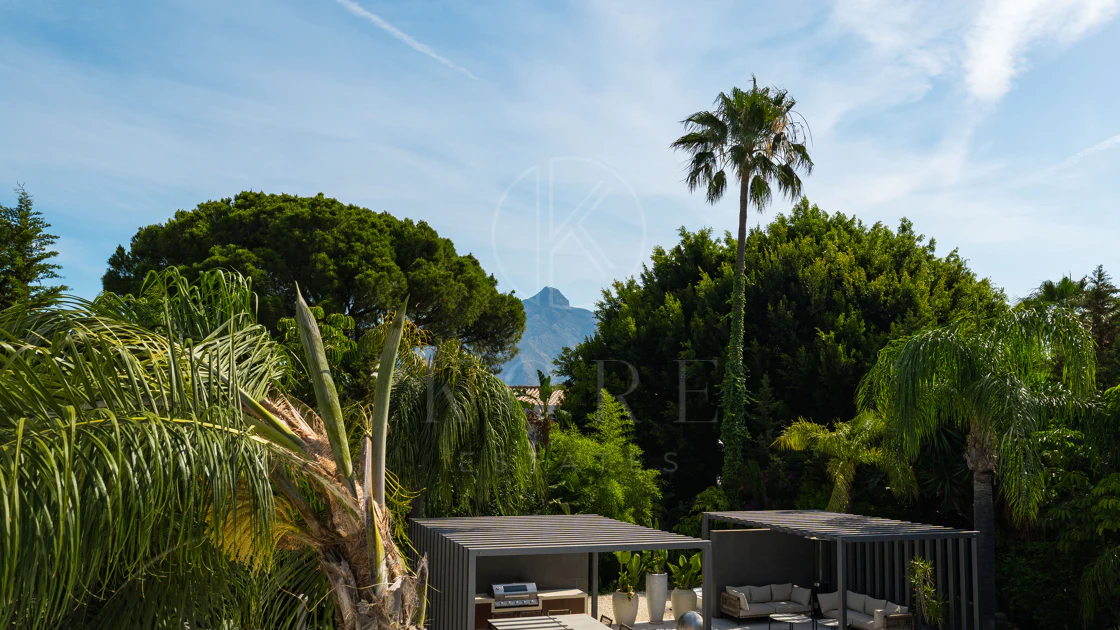 Contemporary Luxury Villa with Exceptional Outdoor Living in Las Brisas