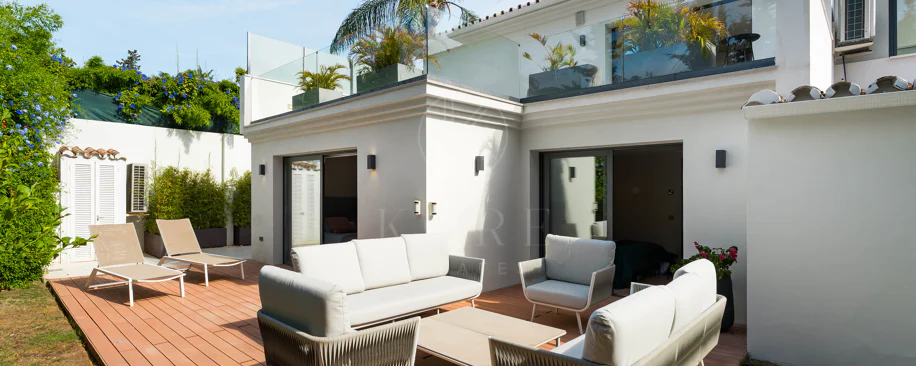 Contemporary Luxury Villa with Exceptional Outdoor Living in Las Brisas