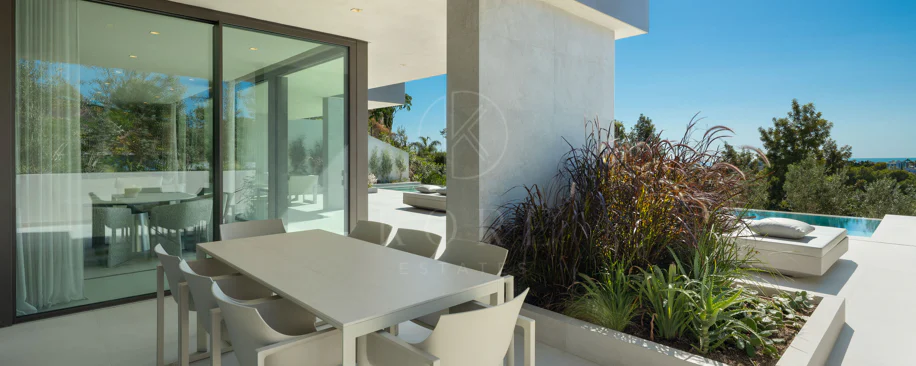 Contemporary Luxury Villa with Panoramic Sea Views in Los Flamingos