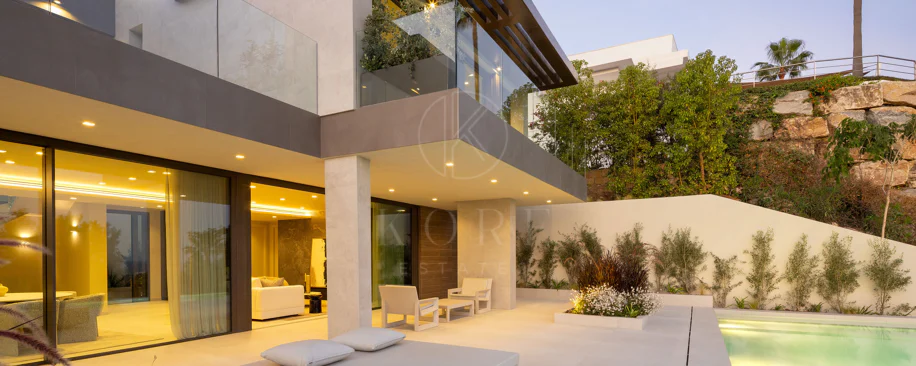 Contemporary Luxury Villa with Panoramic Sea Views in Los Flamingos