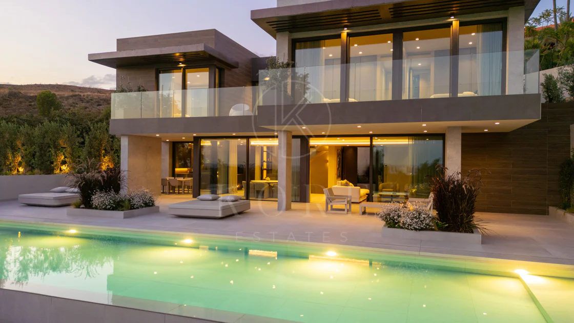 Contemporary Luxury Villa with Panoramic Sea Views in Los Flamingos