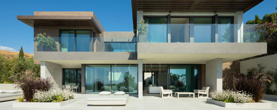 Contemporary Luxury Villa with Panoramic Sea Views in Los Flamingos