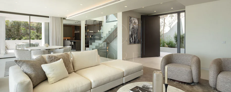 Contemporary Luxury Villa with Panoramic Sea Views in Los Flamingos