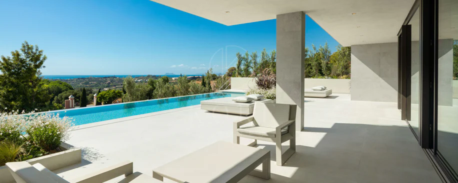 Contemporary Luxury Villa with Panoramic Sea Views in Los Flamingos