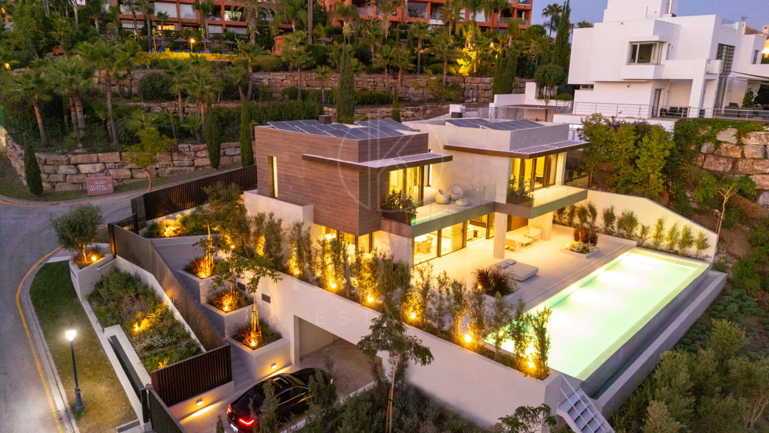Contemporary Luxury Villa with Panoramic Sea Views in Los Flamingos