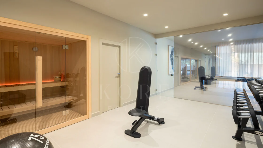 Contemporary Luxury Villa with Panoramic Sea Views in Los Flamingos