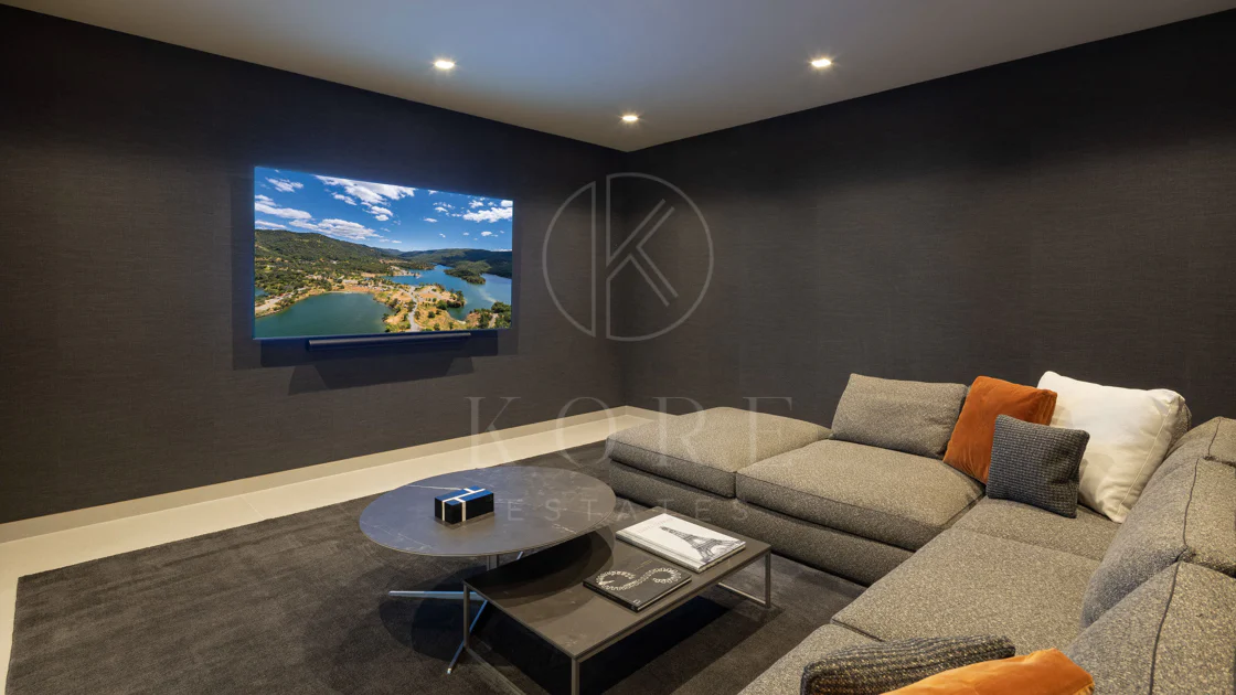 Contemporary Luxury Villa with Panoramic Sea Views in Los Flamingos