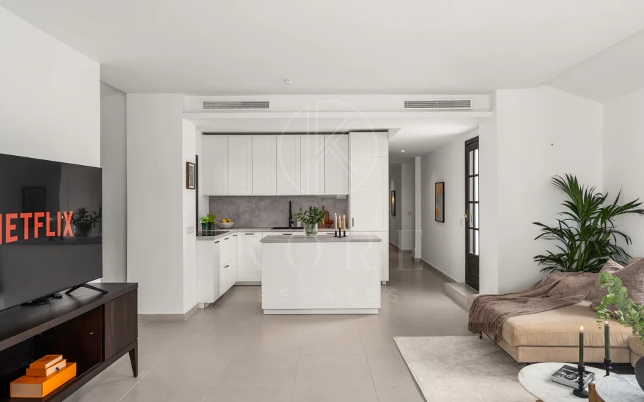 Apartamento completamente renovado de estilo escandinavo en ubicación privilegiada de Nueva Andalucía