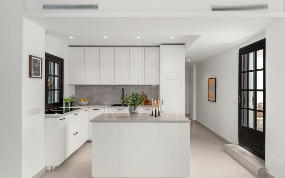 Apartamento completamente renovado de estilo escandinavo en ubicación privilegiada de Nueva Andalucía