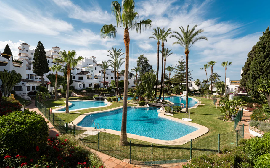 Apartamento completamente renovado de estilo escandinavo en ubicación privilegiada de Nueva Andalucía