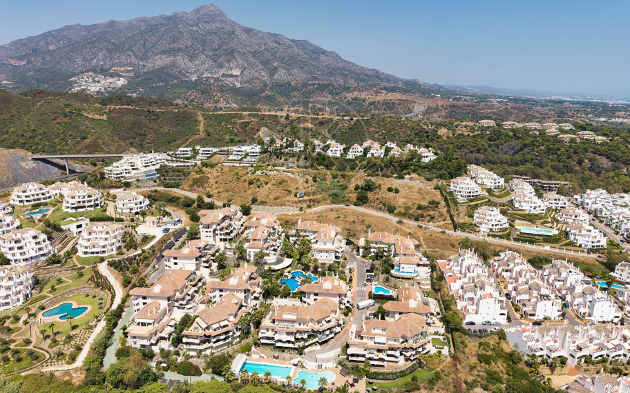 Dúplex de lujo de 4 dormitorios con vistas panorámicas al mar en Aloha Hill Club