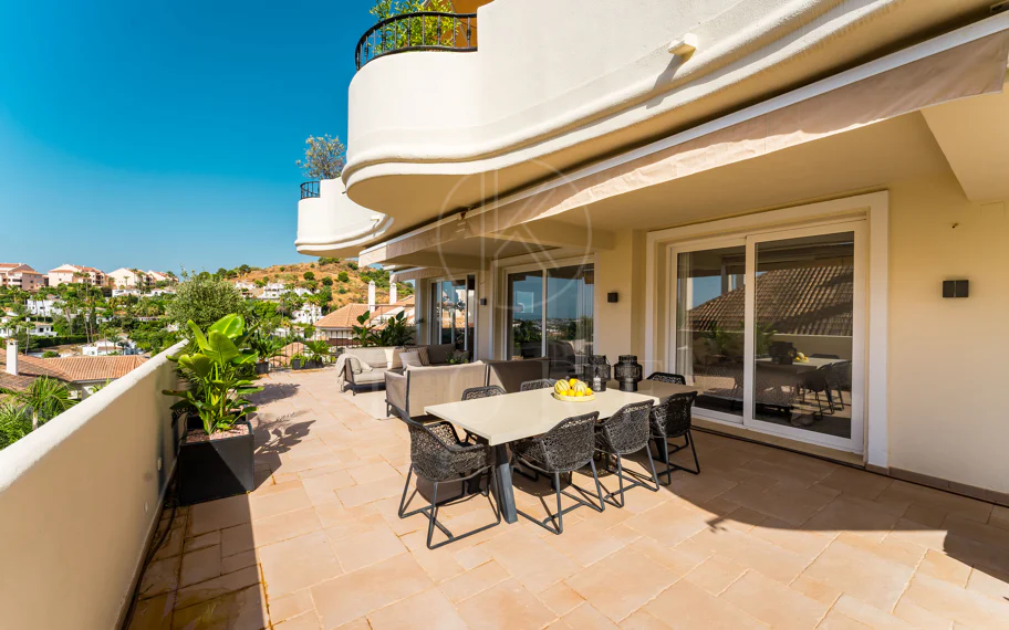 Dúplex de lujo de 4 dormitorios con vistas panorámicas al mar en Aloha Hill Club