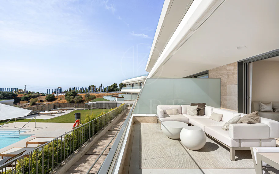Apartament duplex de lux nou construit, cu vedere la mare în Estepona