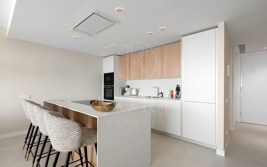 Apartament duplex de lux nou construit, cu vedere la mare în Estepona