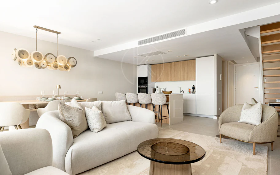Apartament duplex de lux nou construit, cu vedere la mare în Estepona