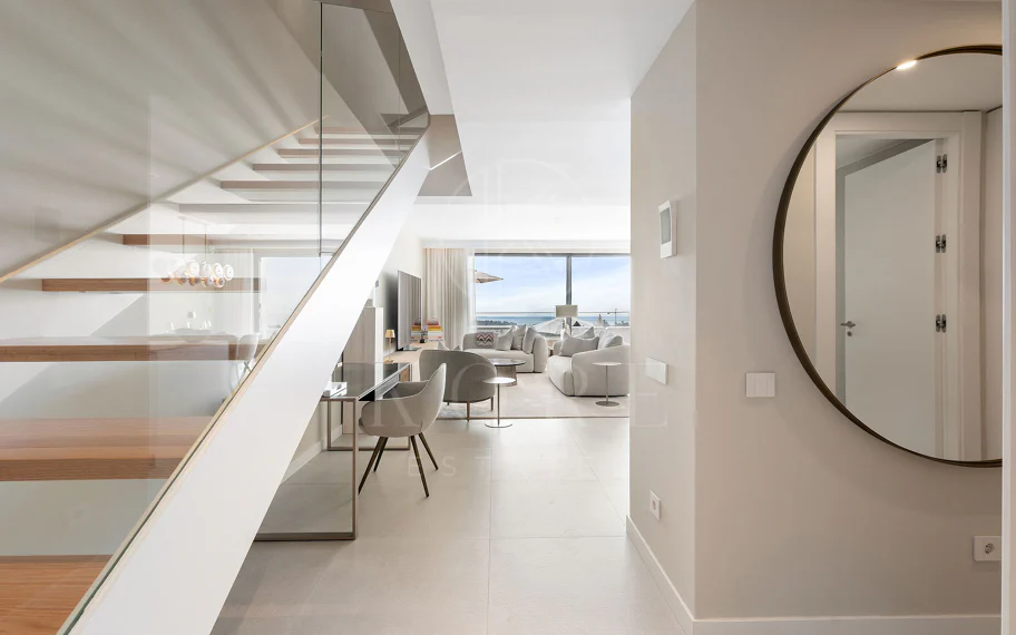 Apartament duplex de lux nou construit, cu vedere la mare în Estepona