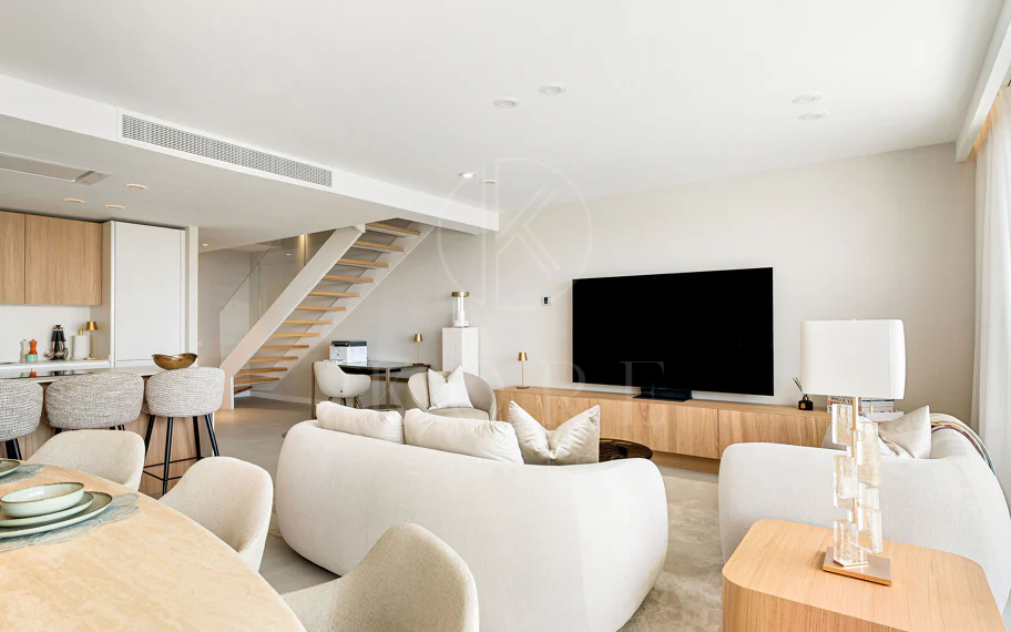 Apartament duplex de lux nou construit, cu vedere la mare în Estepona