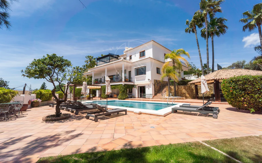 Villa en venta en El Rosario, Marbella Este