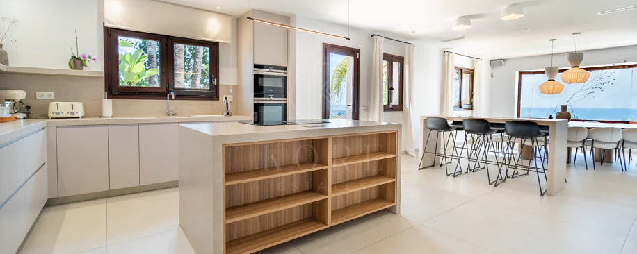 Villa for sale in El Rosario, Marbella East