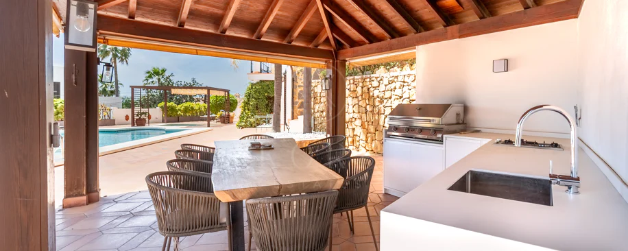 Villa for sale in El Rosario, Marbella East