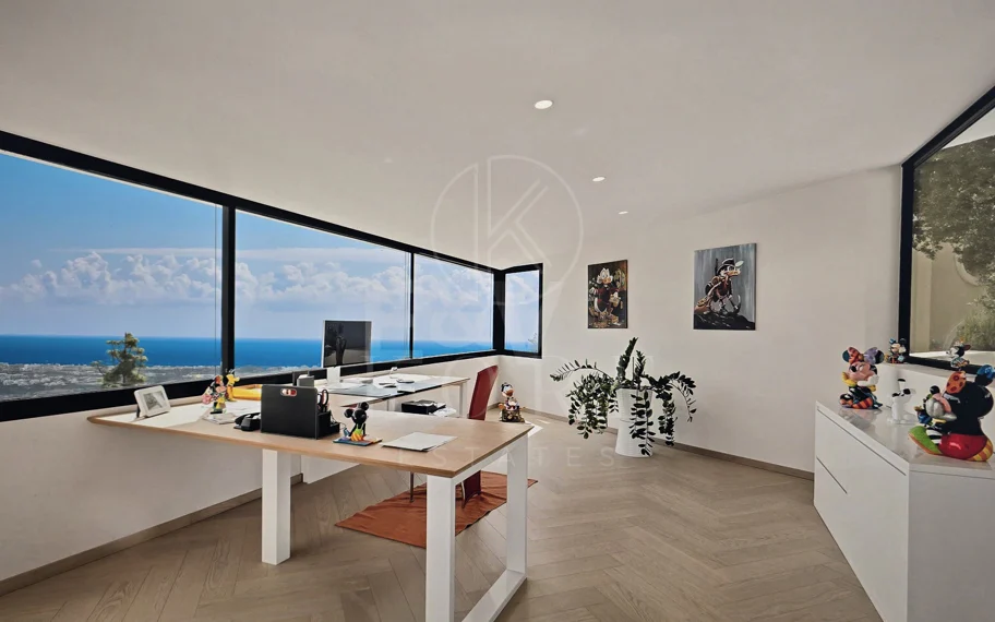 Villa en Altos de Los Monteros, Marbella con diseño excepcional