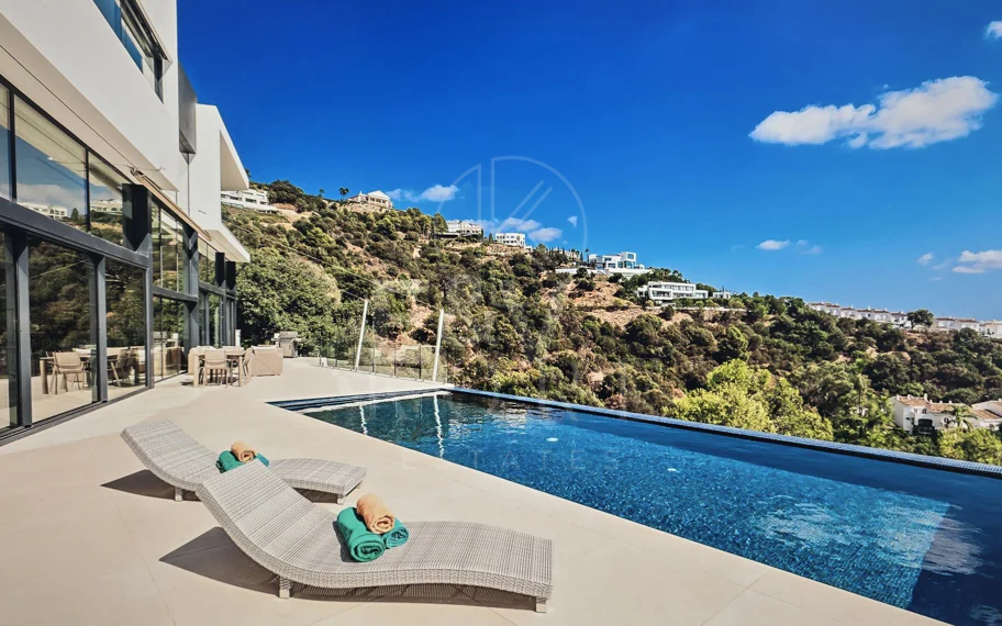 Villa en Altos de Los Monteros, Marbella con diseño excepcional