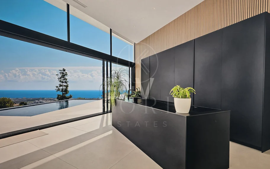 Villa en Altos de Los Monteros, Marbella con diseño excepcional
