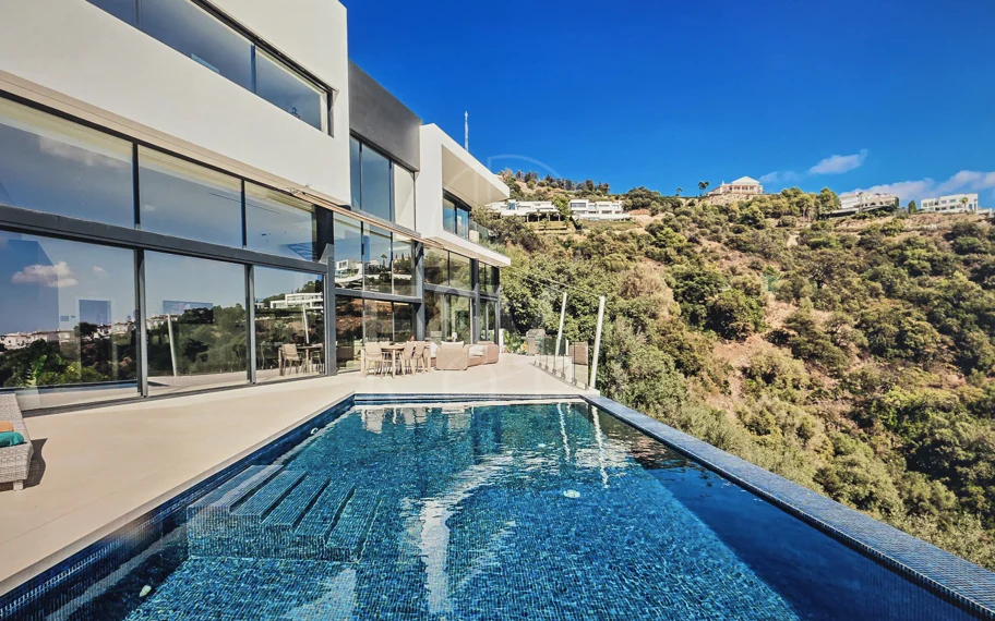 Villa en Altos de Los Monteros, Marbella con diseño excepcional