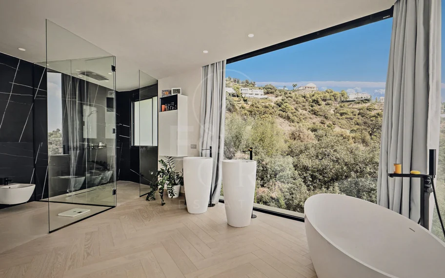 Villa en Altos de Los Monteros, Marbella con diseño excepcional