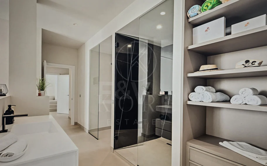 Villa en Altos de Los Monteros, Marbella con diseño excepcional