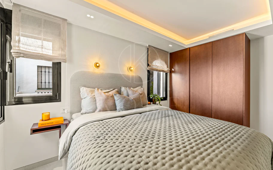 Apartamento de lujo renovado con vistas panorámicas al mar en la Milla de Oro de Marbella