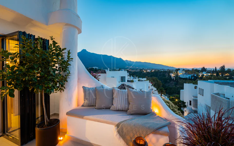 Apartamento de lujo renovado con vistas panorámicas al mar en la Milla de Oro de Marbella