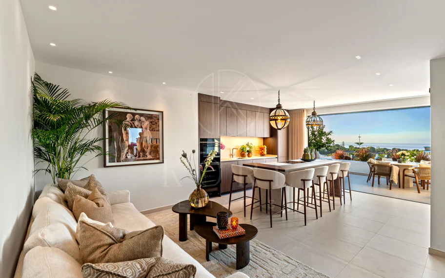 Apartamento de lujo renovado con vistas panorámicas al mar en la Milla de Oro de Marbella