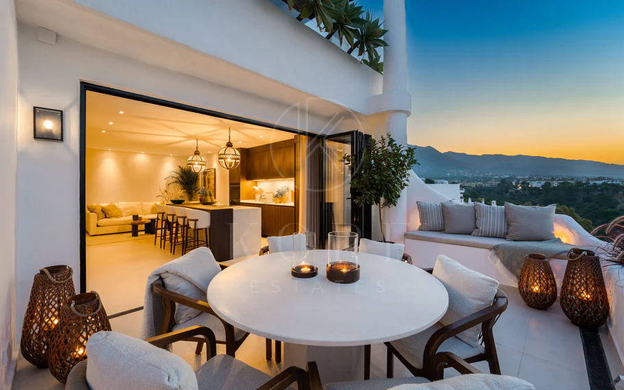 Apartamento de lujo renovado con vistas panorámicas al mar en la Milla de Oro de Marbella