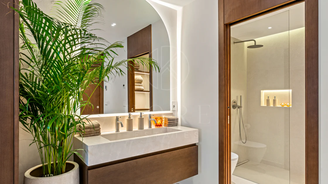 Renovated Luxury Apartment with Panoramic Sea Views on Marbella’s Golden Mile
