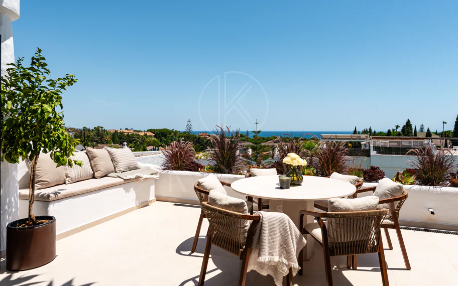Apartamento de lujo renovado con vistas panorámicas al mar en la Milla de Oro de Marbella