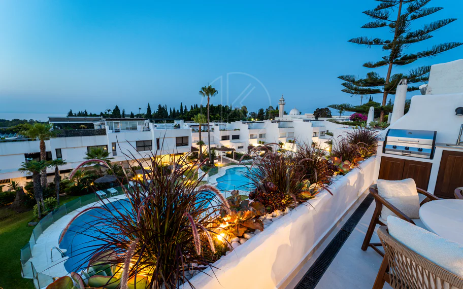 Apartamento de lujo renovado con vistas panorámicas al mar en la Milla de Oro de Marbella